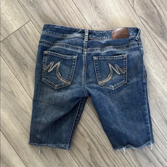 Maurices Low Rise Bermuda Shorts - Picture 4 of 5